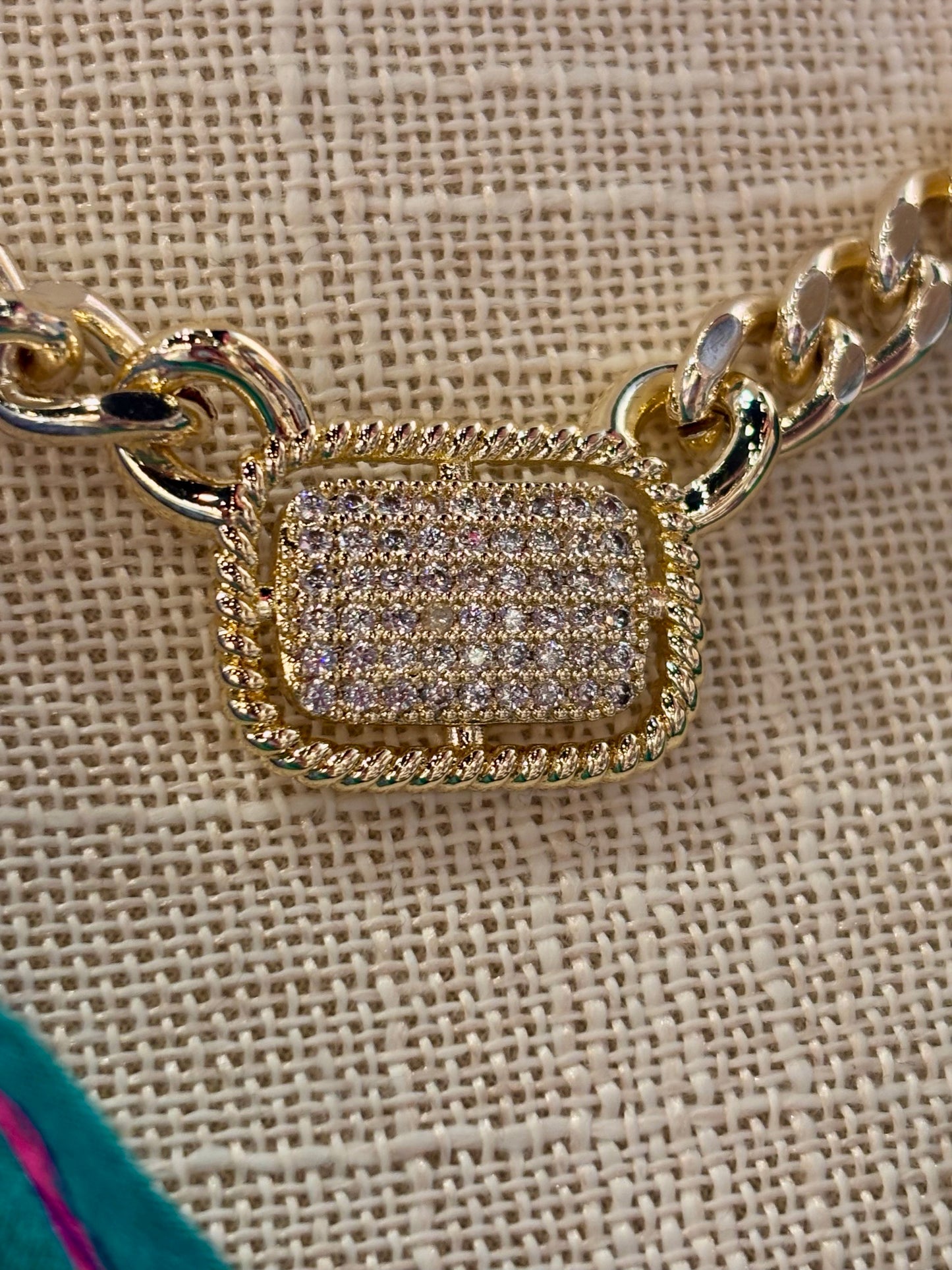 CHB Gold Link Chain Necklace w/pendant