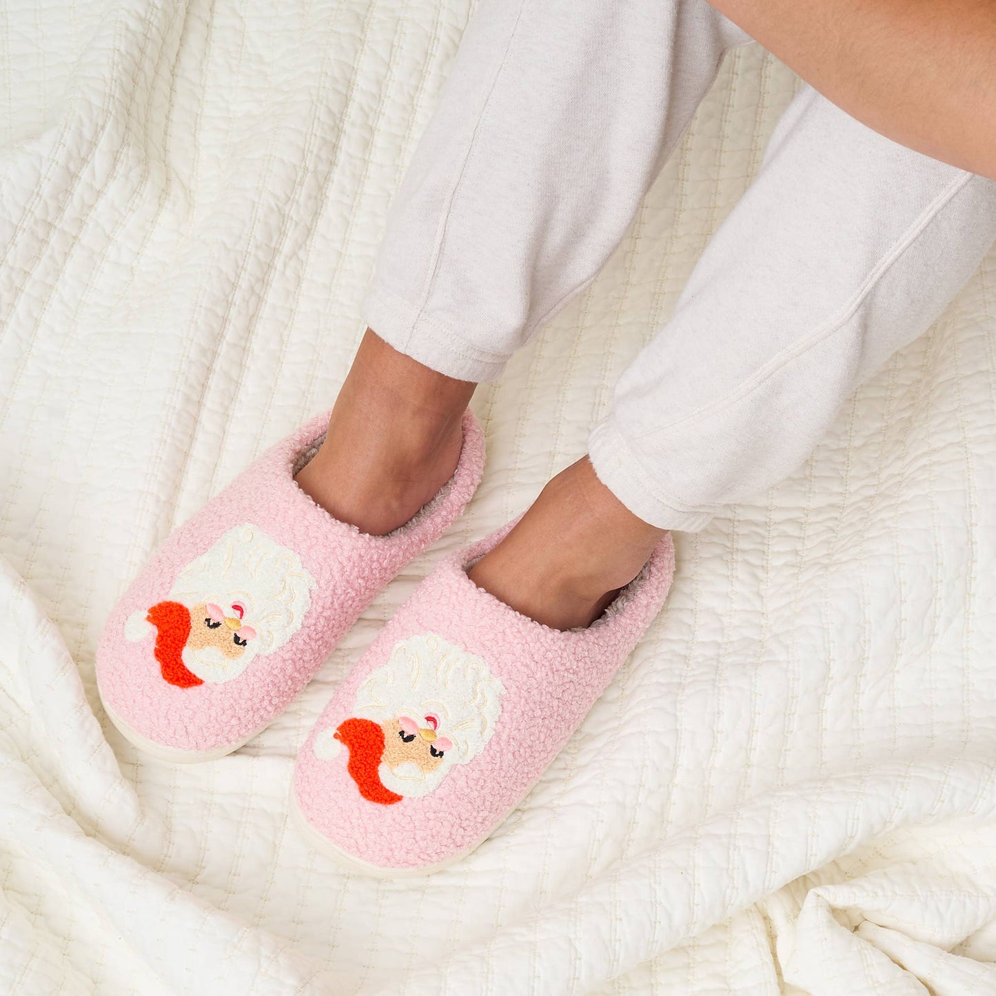 The Darling Effect - Fuzzy Holiday Slippers - Santa (Mixed - 2 S/M and 2 M/L)