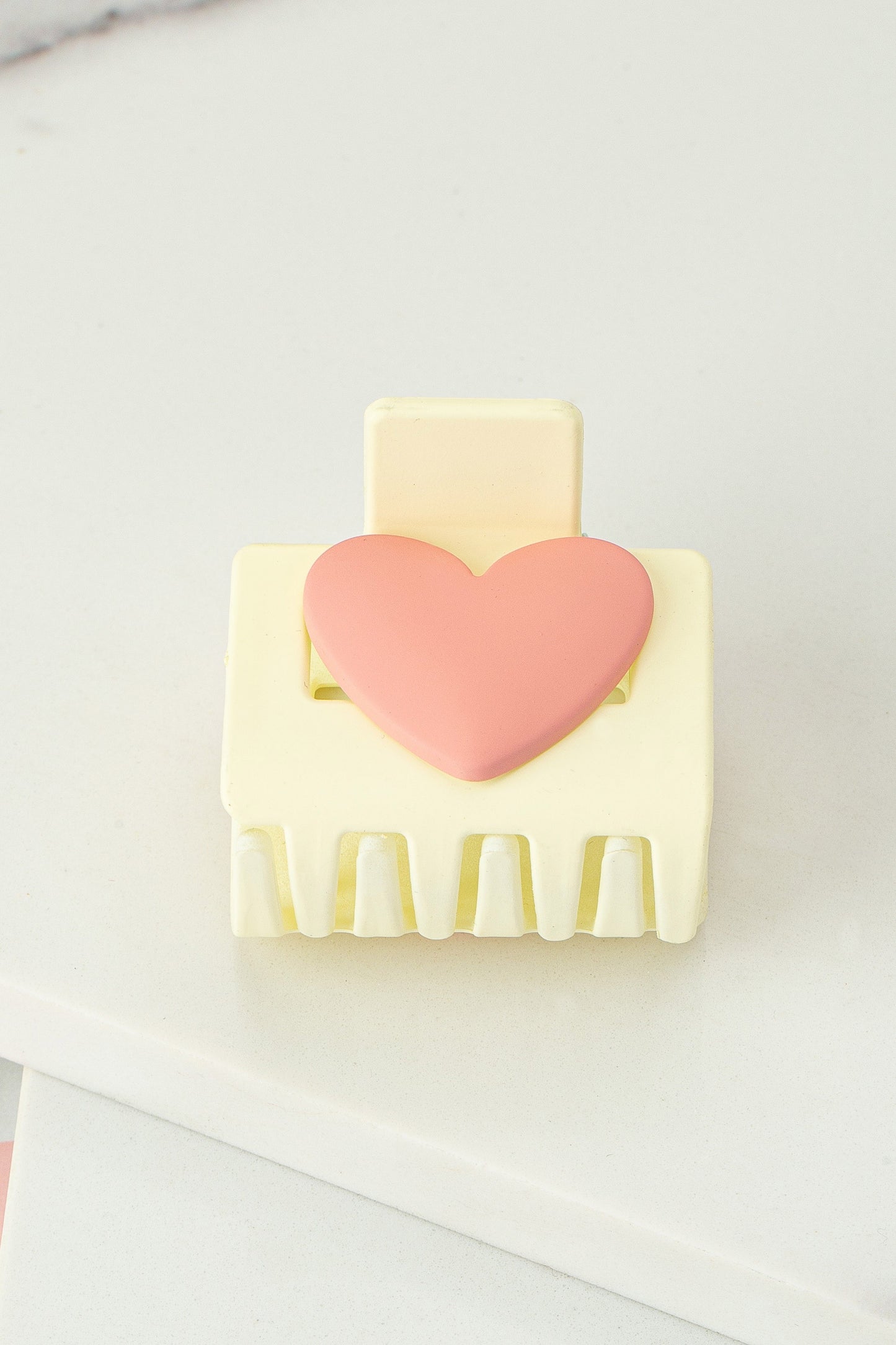 Hair claw clip with heart