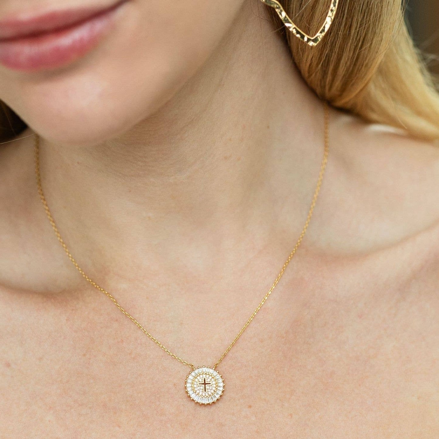 Splendid Iris - Shimmering Cross Necklace
